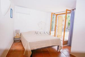 een slaapkamer met een bed in een kamer bij Villa Mare è Macchia Accasà in Bonifacio