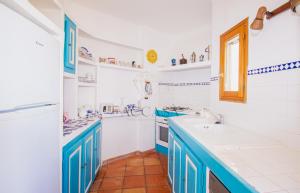 een keuken met blauwe kasten en witte werkbladen bij Villa Mare è Macchia Accasà in Bonifacio