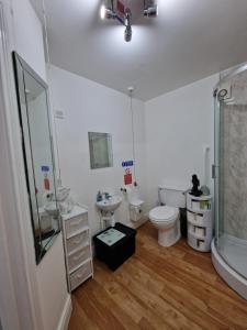 Ένα μπάνιο στο Aunty Katie's Budget Rooms, 2 miles from City Centre, Free Continental Breakfast +14 φωτογραφίες