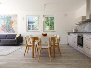 Una cocina y un comedor con mesa y sillas. en Körkhus, en Dorf Körkwitz