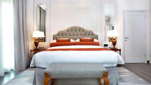 Una cama o camas en una habitación de Millennium Hotel Doha
