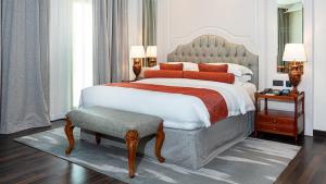 Una cama o camas en una habitación de Millennium Hotel Doha