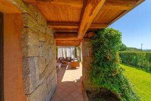 Punta MolaraVilla Molara Home - By Searly的通往带石墙的庭院的外部走道