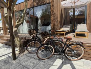 在Prestige Beach & Wellness House内部或周边骑自行车