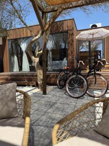 在Prestige Beach & Wellness House内部或周边骑自行车