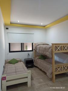 ein Schlafzimmer mit zwei Etagenbetten und einem Fenster in der Unterkunft ვႷჿʇⴝꞁƂϨȢʇ Casa- Quinta con Quincho y pileta, Equipada Completa, con Cochera Doble, 3Habit 2baños, para 7 Personas, Alquiler Temporal Ramallo- San Nicolás, WHATSAP AL ვႷჿʇⴝꞁƂϨȢʇ, CONSULTAR EL PRECIO REAL PARA RESERVAR EN PRIVADO in Estación Ramallo