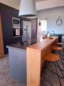 Köök või kööginurk majutusasutuses Superbe appartement avec vue mer et montagnes.