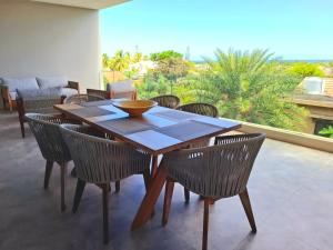 Rõdu või terrass majutusasutuses Superbe appartement avec vue mer et montagnes.