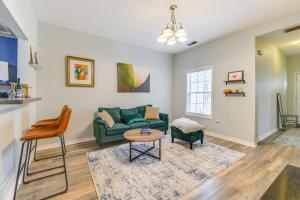 un soggiorno con un divano verde e un tavolo di 3 Mi to Dtwn WFH-Friendly Richmond Retreat! a Richmond