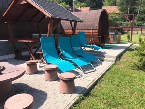 A garden outside Relax Wellness Apartman