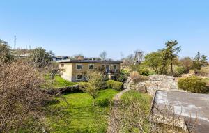 阿灵厄Awesome Home In Allinge With Wifi的田野中央的房子
