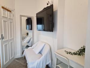 Μια τηλεόραση ή/και κέντρο ψυχαγωγίας στο Aunty Katie's Budget Rooms, 2 miles from City Centre, Free Continental Breakfast