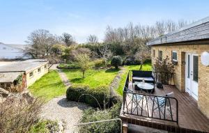 Awesome Home In Allinge With Wifi外面的花园