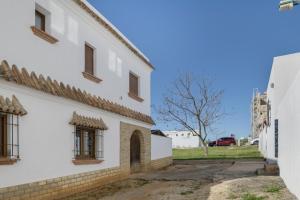 a view of the side of a white building at Preciosa casa en Conil in Conil de la Frontera +12 photos