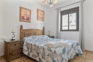 a bedroom with a bed and a window at Preciosa casa en Conil in Conil de la Frontera