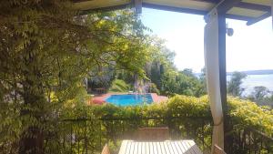 una vista sulla piscina dal portico di una casa di Villa Uliveta a Torri del Benaco
