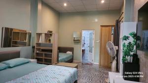 سرير أو أسرّة في غرفة في Merit Courtyard Suvarnabhumi House