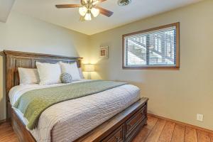 Postel nebo postele na pokoji v ubytování 2 Mi to Silver Dollar City Condo in Branson West + 20 fotografií