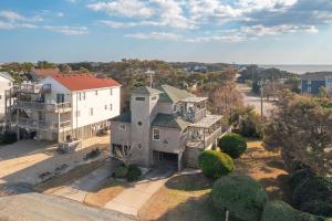 una vista aérea de una casa grande en Waz Up Beaches, en Sanderling