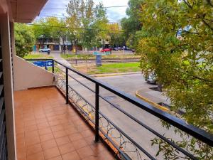 Ubicación y todo para tu desayuno في ميندوزا: شرفة ذات درابزين أسود ورصيف