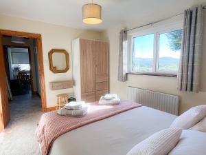 Postel nebo postele na pokoji v ubytování Honeybee Cottage Valentia by Trident Holiday Homes