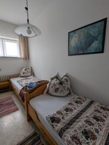 Postel nebo postele na pokoji v ubytování Berlin-Wilmersdorfer Nordseeheim - mit Etagenküchen zur Selbstversorgung + 35 fotografií