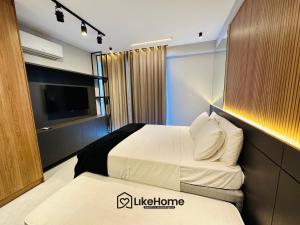 una camera d'albergo con un letto e una TV a schermo piatto di Uni Tamari Intermares - LikeHome Hospedagens a Cabedelo