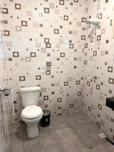 a bathroom with a toilet and a shower at Residencial Davisis - Parada do Jalapão in Palmas +66 photos
