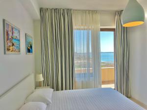 En eller flere senge i et værelse på Dolce Aqua Summerland Apartments