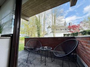 two chairs and a table on a balcony with a window at Nr 1 Gemütliches & helles Doppelzimmer in Kleve in Kleve