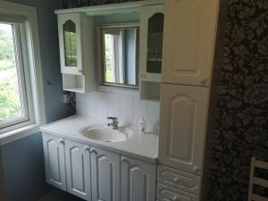 un baño con lavabo y espejo en Brattbakken, en Mandal