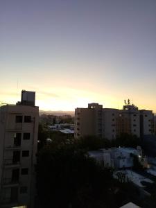 Η ανατολή ή δύση του ηλίου όπως φαίνεται από αυτό το διαμέρισμα ή από εκεί κοντά