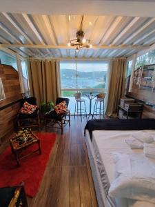 una camera da letto con un letto, un tavolo e delle sedie di PraiAna Loft Arraial do Cabo ad Arraial do Cabo