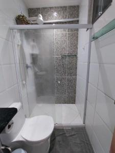 un bagno con wc e doccia in vetro di PraiAna Loft Arraial do Cabo ad Arraial do Cabo