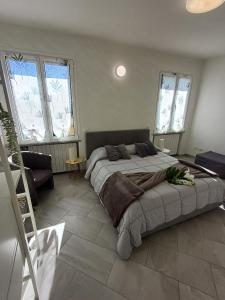 Postel nebo postele na pokoji v ubytování LONATE SUITE
