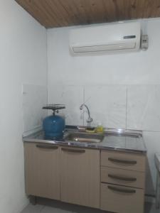 a kitchen with a sink and a counter top at Monoambiente Tradicional in Paysandú