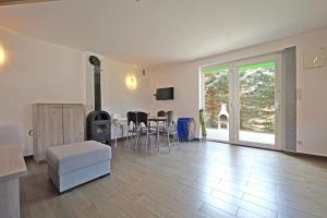 a large living room with a table and chairs at Domki TERRA in Debina