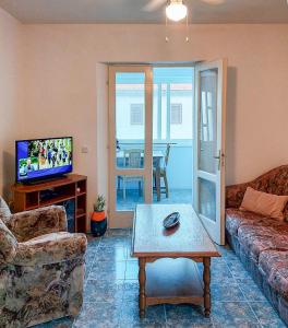 TV a/nebo společenská místnost v ubytování Apartmani Branko
