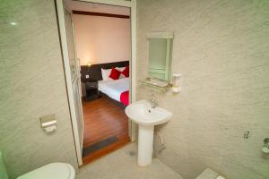 Ένα μπάνιο στο Hotel Juju