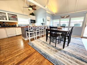 une cuisine et une salle à manger avec une table et des chaises dans l'établissement Oceanfront Beach House - Pool, Private Beach Access, Sleeps 12, à Cocoa Beach