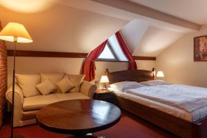 Łóżko lub łóżka w pokoju w obiekcie Wellness Hotel Gondola