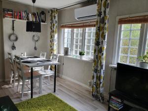 TV a/nebo společenská místnost v ubytování Ekeliden B&B