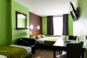 Postel nebo postele na pokoji v ubytování Hotel Cheval De Bronze