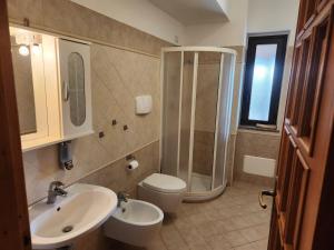 a bathroom with a sink and a shower and a toilet at Residenza Giscor in Gasponi