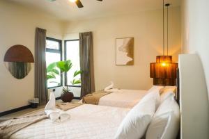 Un dormitorio con dos camas y una ventana. en Sélanna, en El Paredón Buena Vista