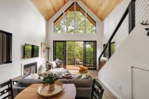 Φωτογραφία από το άλμπουμ του Viking Hut Modern Forest Hideaway Fall Dogs σε Young Harris