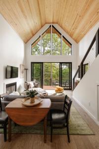 Φωτογραφία από το άλμπουμ του Viking Hut Modern Forest Hideaway Fall Dogs σε Young Harris