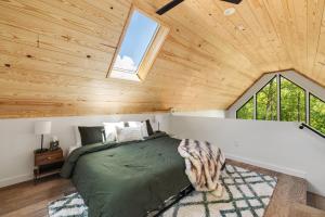 Φωτογραφία από το άλμπουμ του Viking Hut Modern Forest Hideaway Fall Dogs σε Young Harris