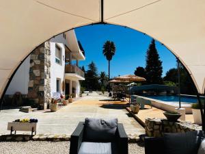 Bazén v ubytování B&B Casa Mil Sueños nebo v jeho okolí