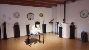 a room with a bunch of statues on display at Posada Tanti El Durazno in Tanti